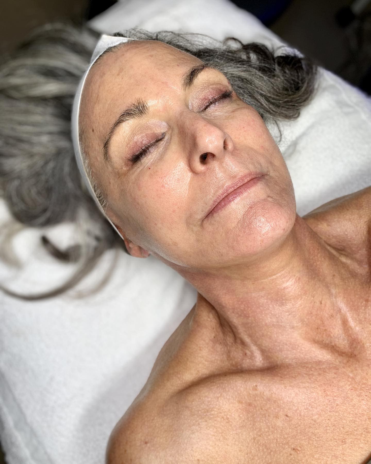 Deep cleansing facial service for glowing skin